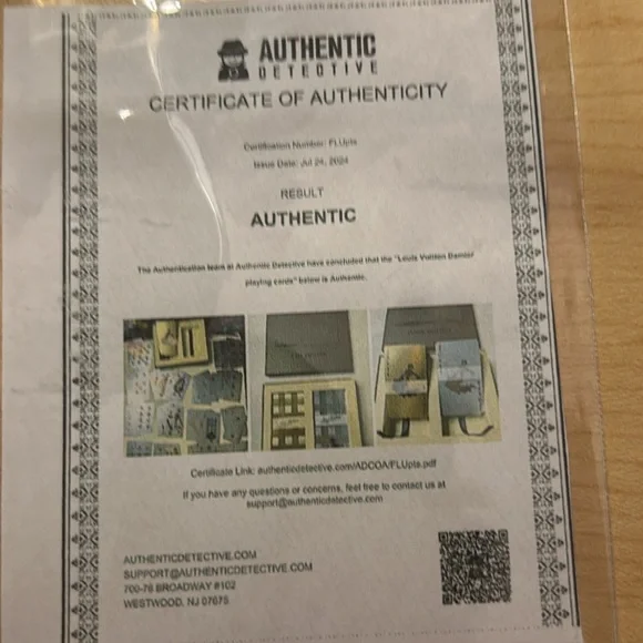 LOUIS VUITTON GOLD JOKER COLLECTABLE PLAYING CARD IN HARD CASE WITH COA - Picture 4 of 4